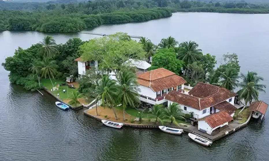 Kothduwa Raja Maha Viharaya temple on its island in Madu River